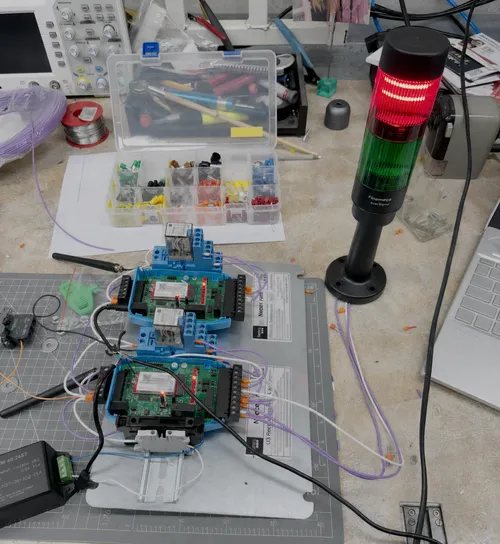 Assemblage et test d'un device IoT dans le labo Finemeca avant expédition