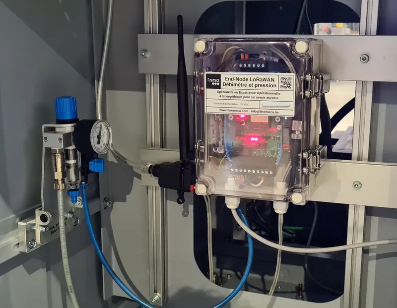Device LoRaWAN Finemeca raccordé au débitmètre d'air comprimé du bras robotisé