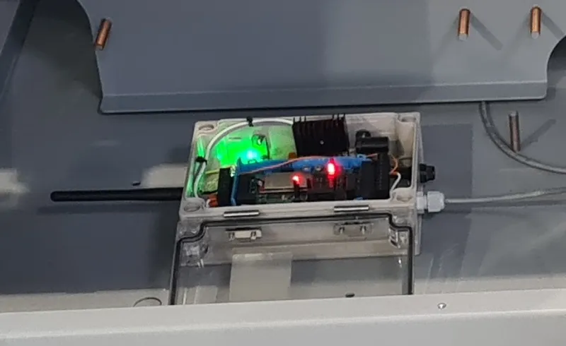 Capteur de vibration Finemeca fixé sur le bâti d'une machine du démonstrateur