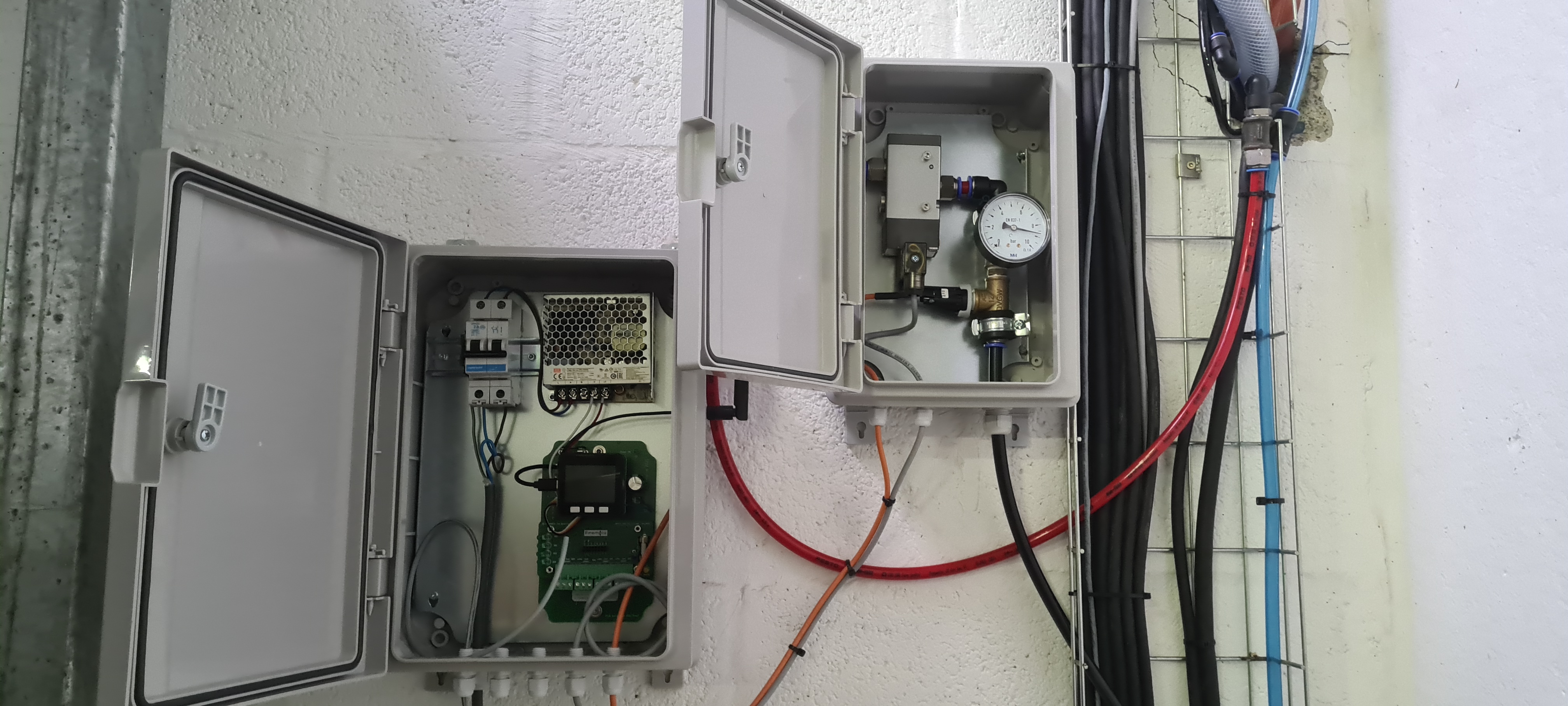 Boîtiers IoT LoRaWAN couplés à un distributeur pneumatique pour surveillance de pression résiduelle sur machine à l'arrêt