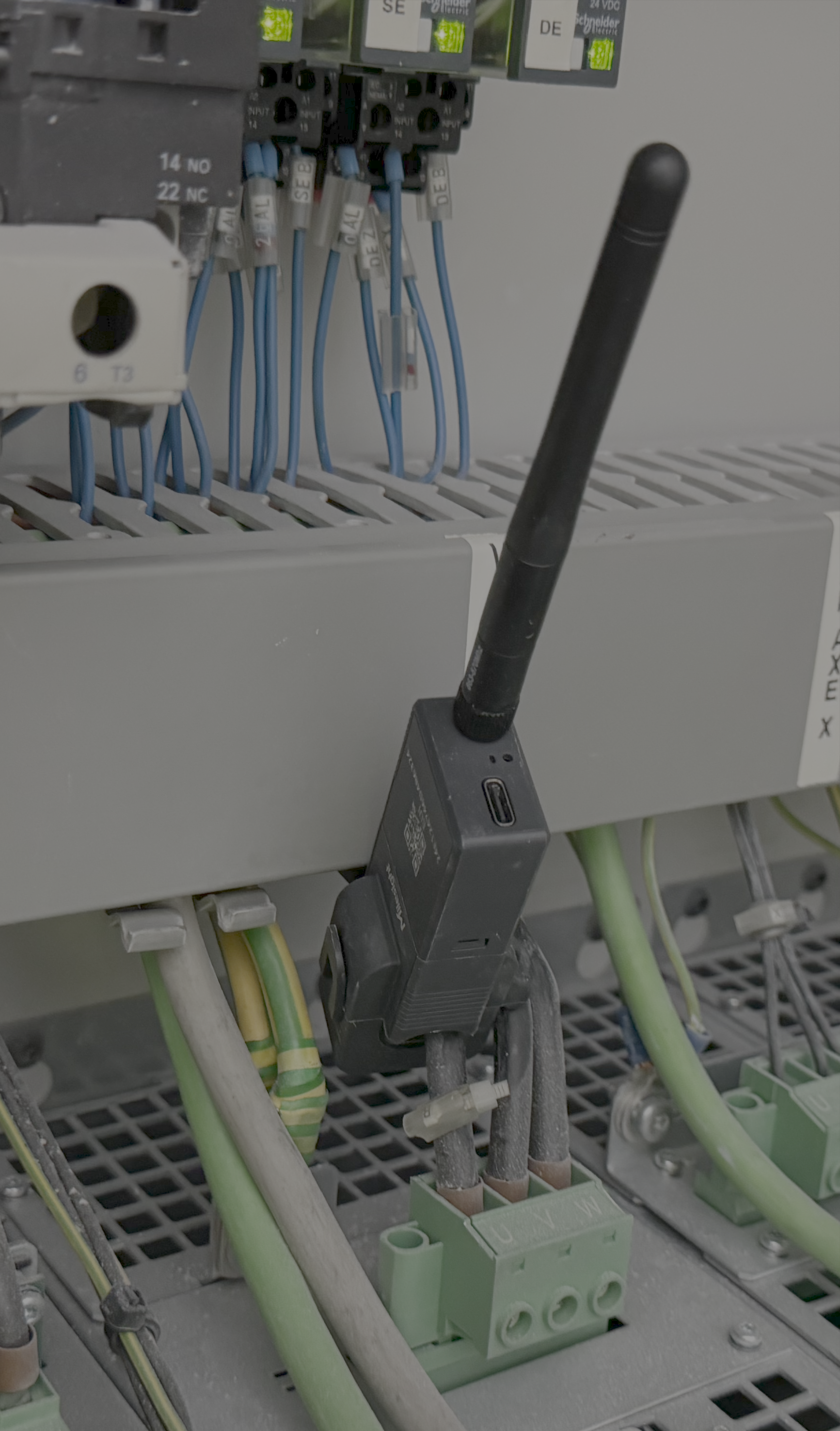Device LoRaWAN à pince ampèremétrique clipsé sur le câble d'alimentation d'une machine
