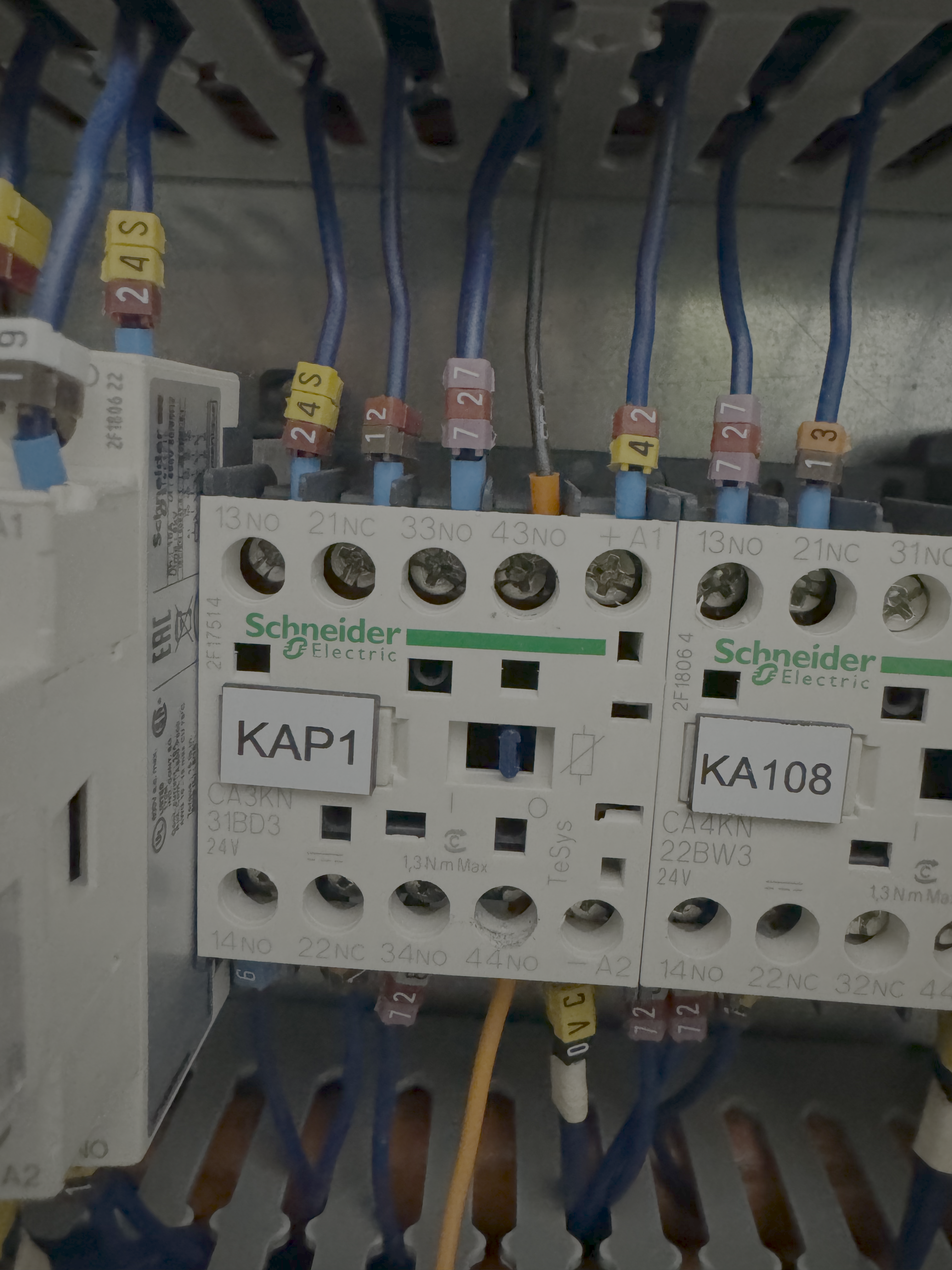 Raccordement d'une entrée digitale sur le relais interne d'une machine